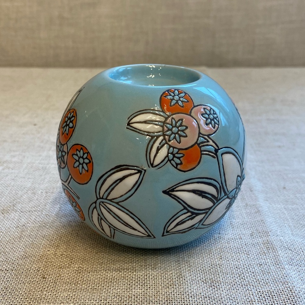 Ceramic floral pattern round candle holder.